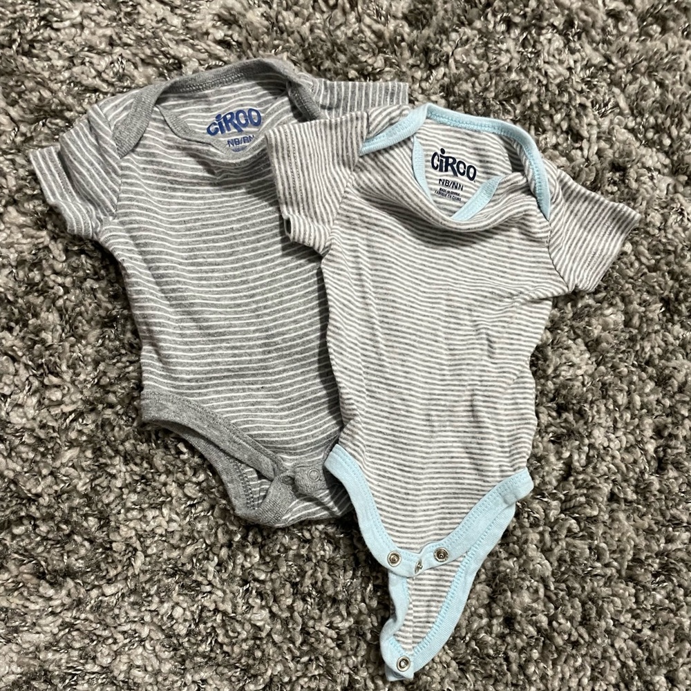 8 newborn boy onesies - Picture 4 of 4
